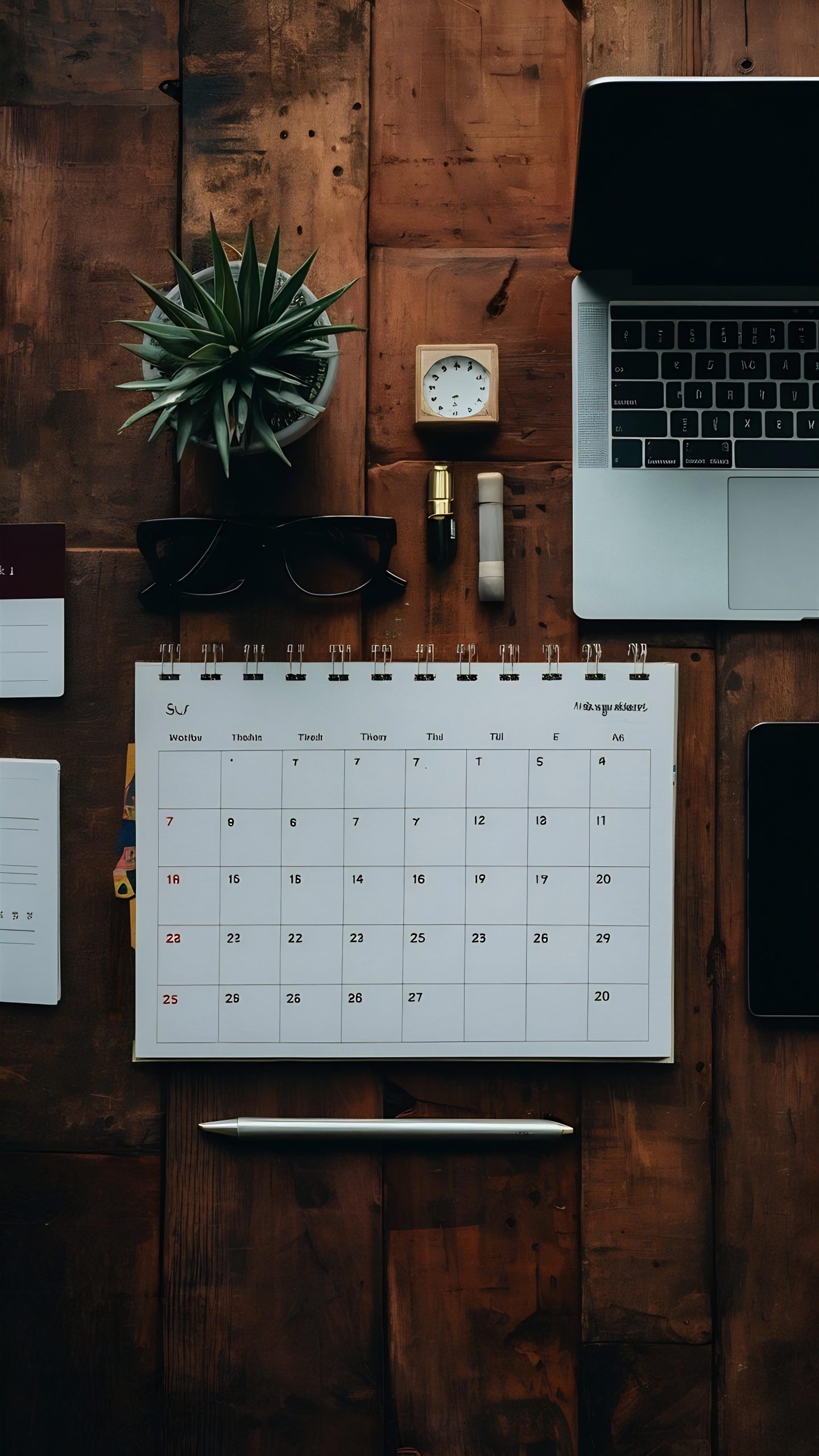 flat-lay-calendar-laptop-arrangement
